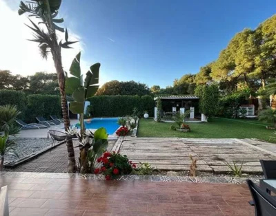 Chalet Los jardines de Aaron y Hugo con piscina en mitad de la naturaleza