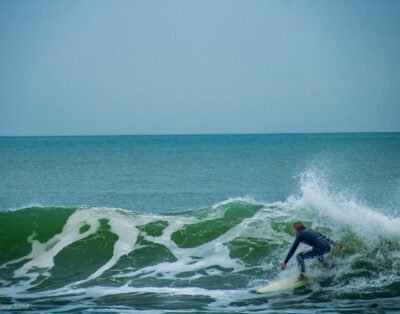 «Escuela de Surf Internacional: Surf El Palmar» en la playa de El Palmar