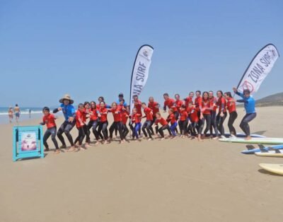 «Escuela de Surf Internacional: Zahara Surf en la playa de Zahara de los Atunes»